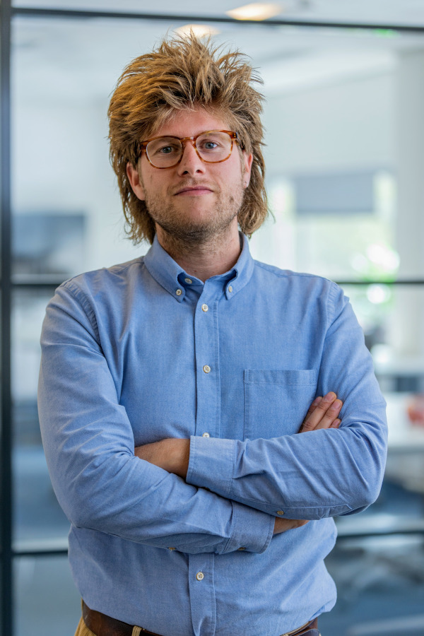 Foto van Tom Ootes in een kantoorsetting
